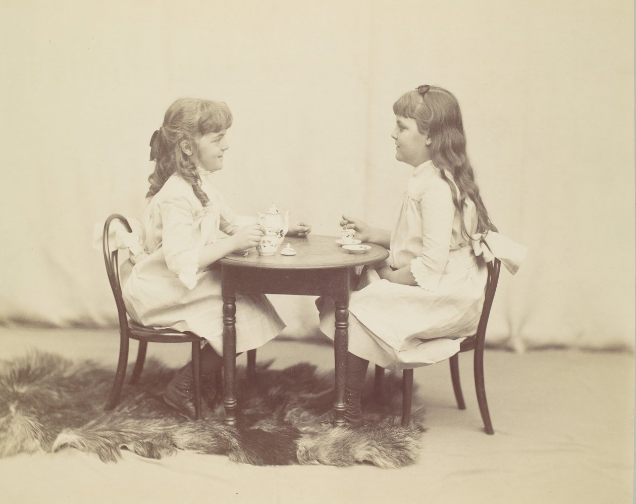 Frances och Ethel de Forest, döttrar till Robert de Forest, ca. 1890. av George Collins Cox