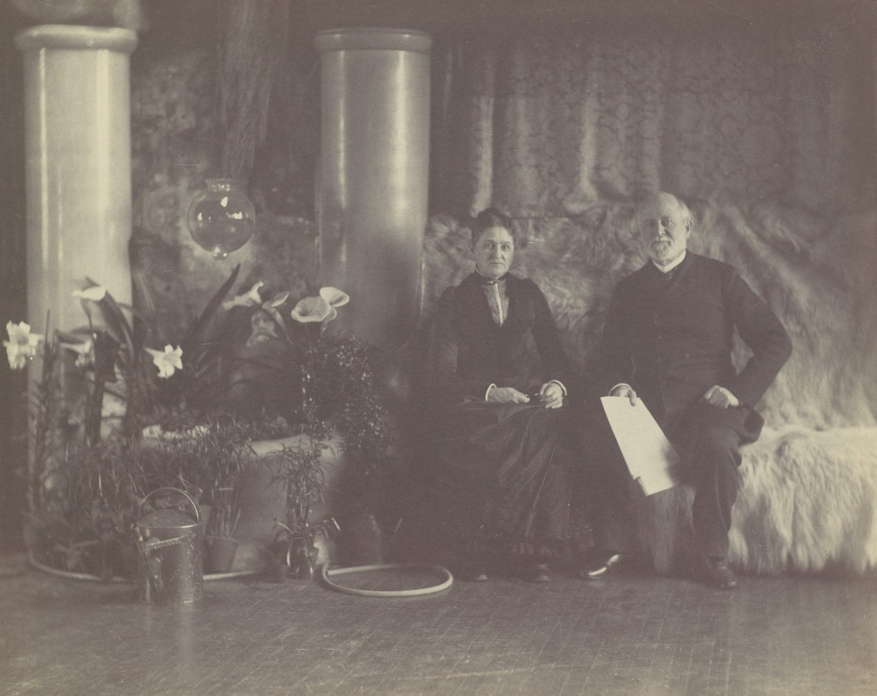 Mr. och Mrs. Charles E. Tiffany i Louis C. Tiffanys studio, ca. 1890. av George Collins Cox