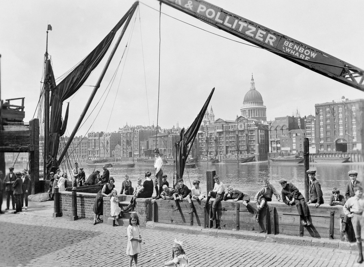 Bankside, väster om Southwark Bridge, London, tidigt 1930-tal av George Davison Reid