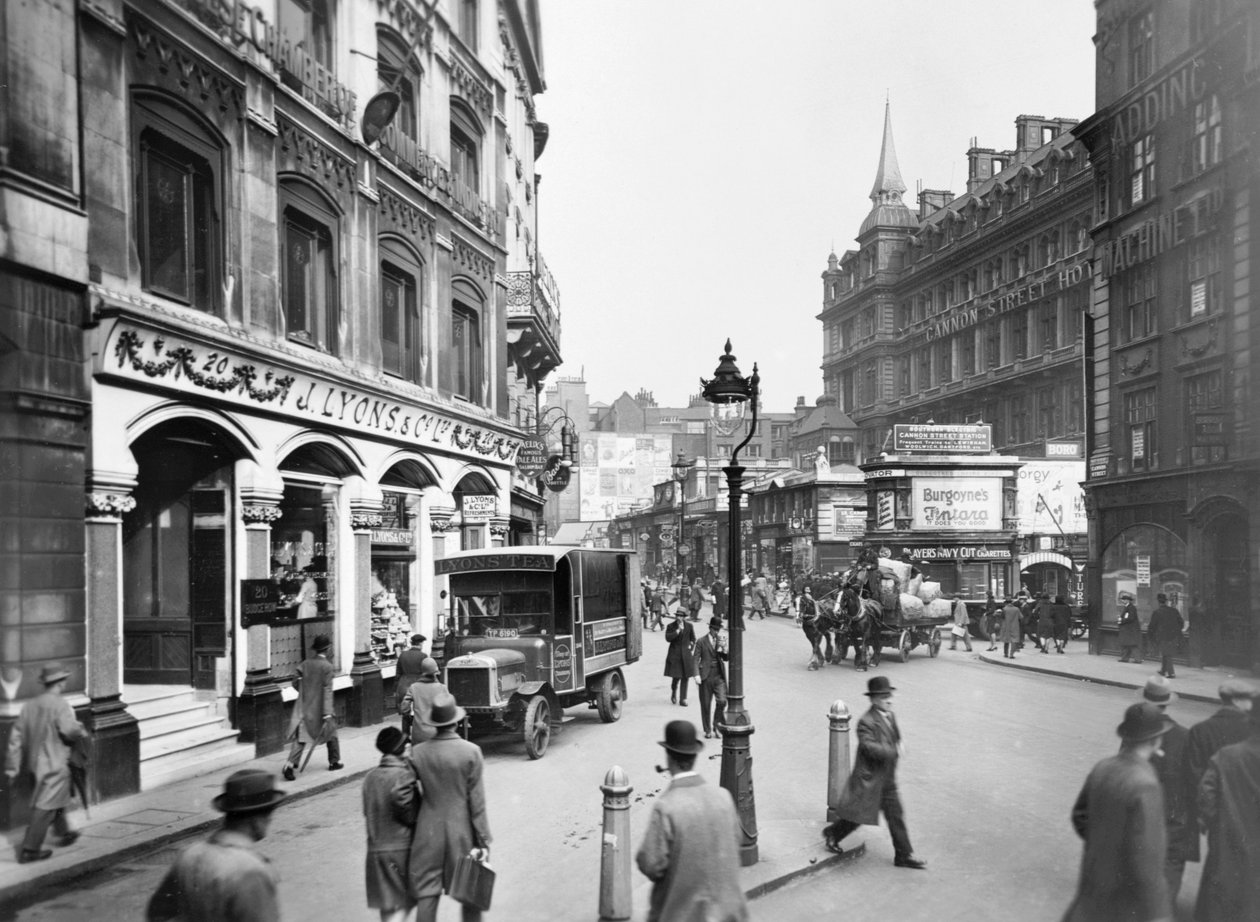 Cannon Street med Lyons butik, hotell och station, London, c1920-c1930. av George Davison Reid