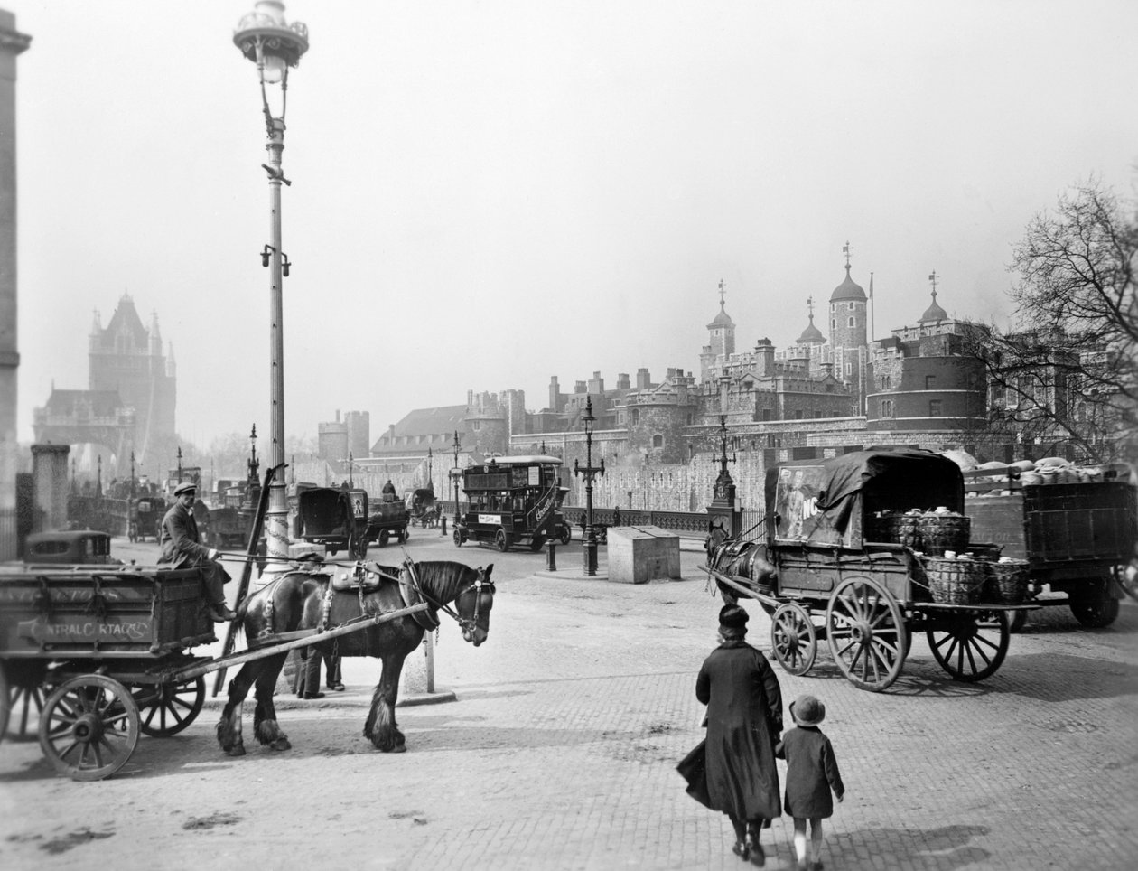 Vagnar utanför Tower of London, c1930 av George Davison Reid
