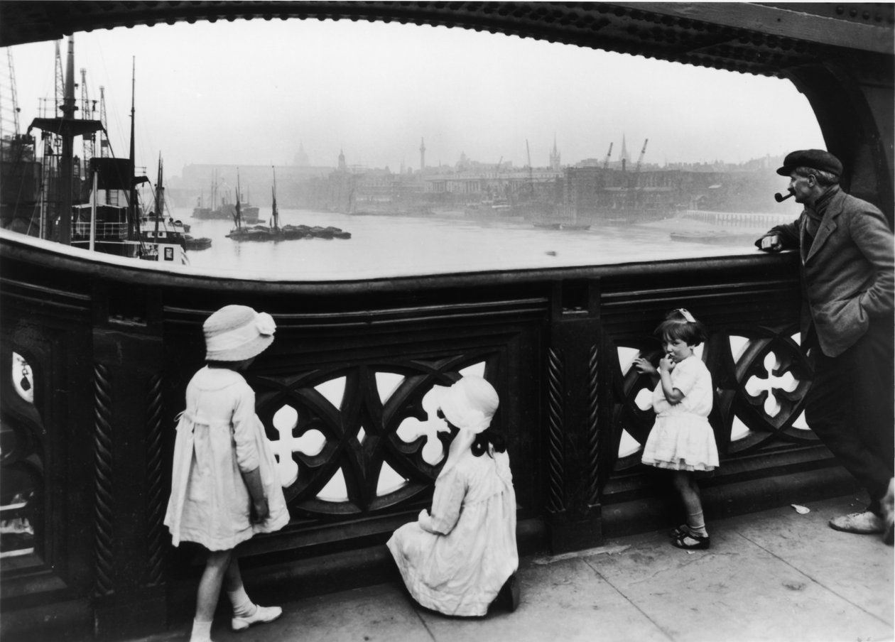 Människor som tittar på Themsen från Tower Bridge, City of London, c1930 av George Davison Reid