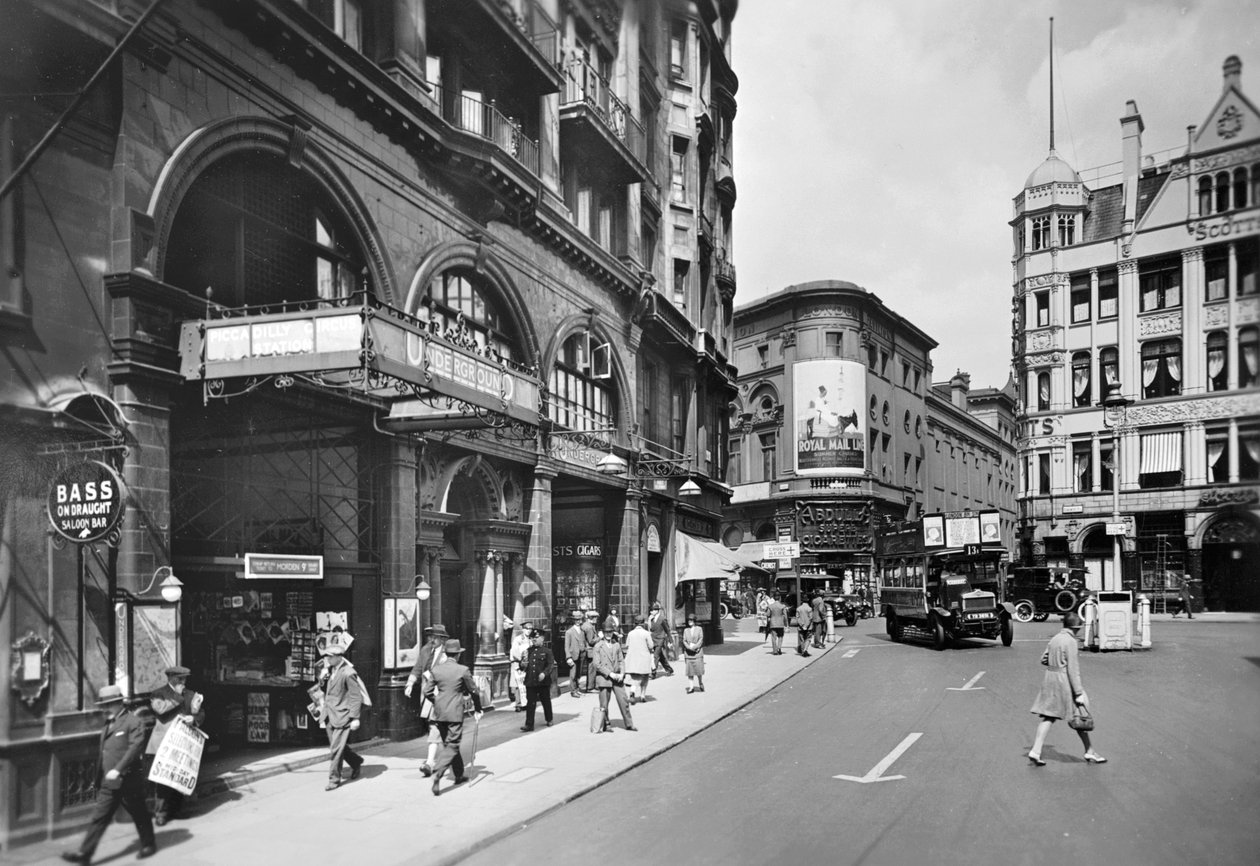 Piccadilly Circus Station, Haymarket-entrén, Westminster, London, c1930-talet av George Davison Reid