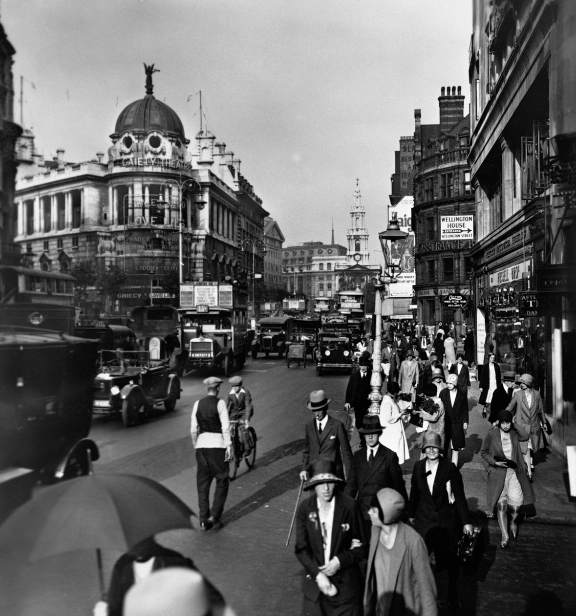 The Strand med Gaiety Theatre till vänster och St Clement Danes, Westminster, London, c1920-talet av George Davison Reid