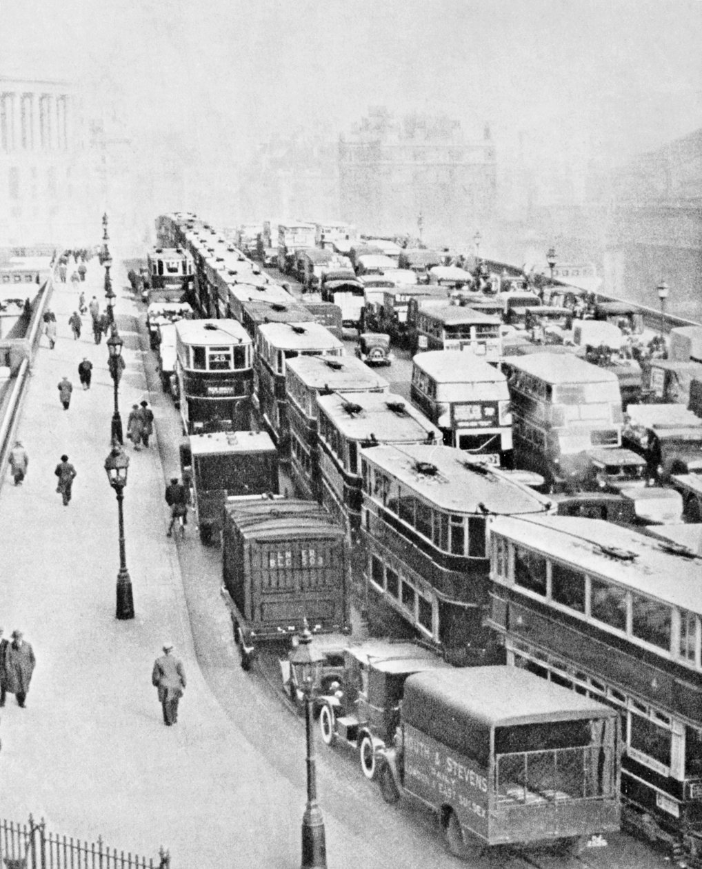 Trafikstockning på Blackfriars Bridge, London, c1935 av George Davison Reid