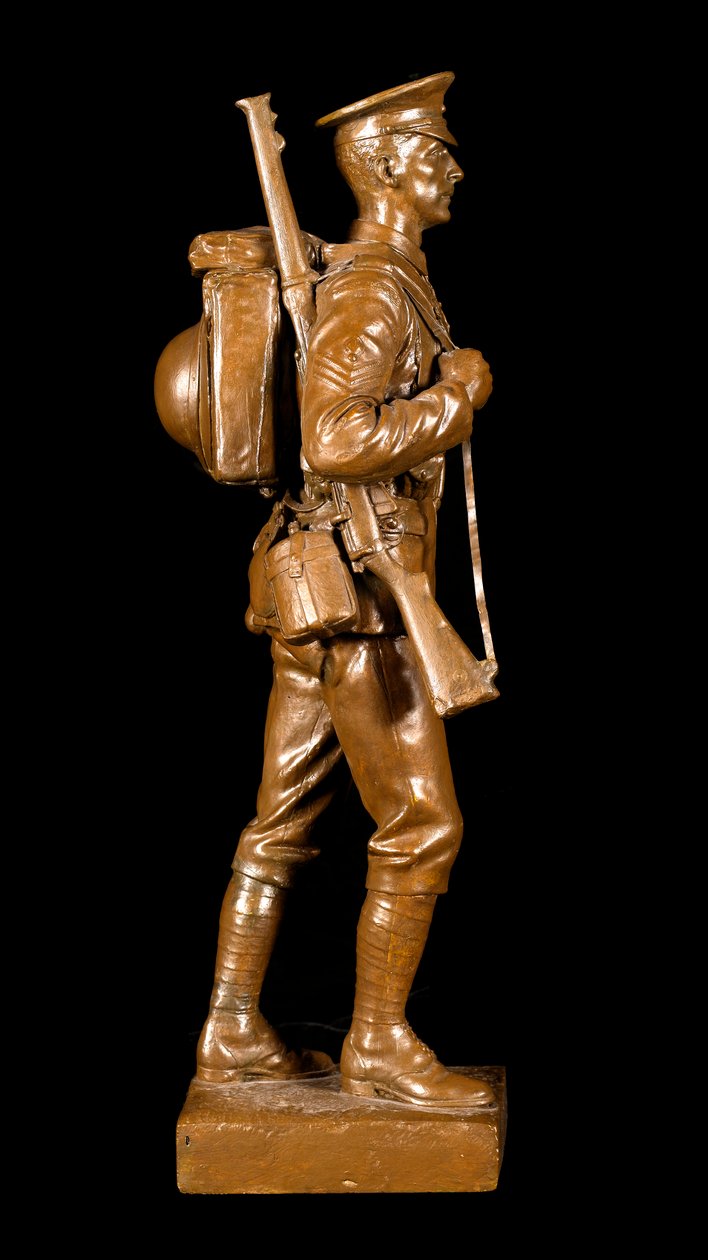 A Sergeant of the Grenadier Guards in Marching Order, c.1920 (gips med bronsfärgad patina) av George Edward Wade