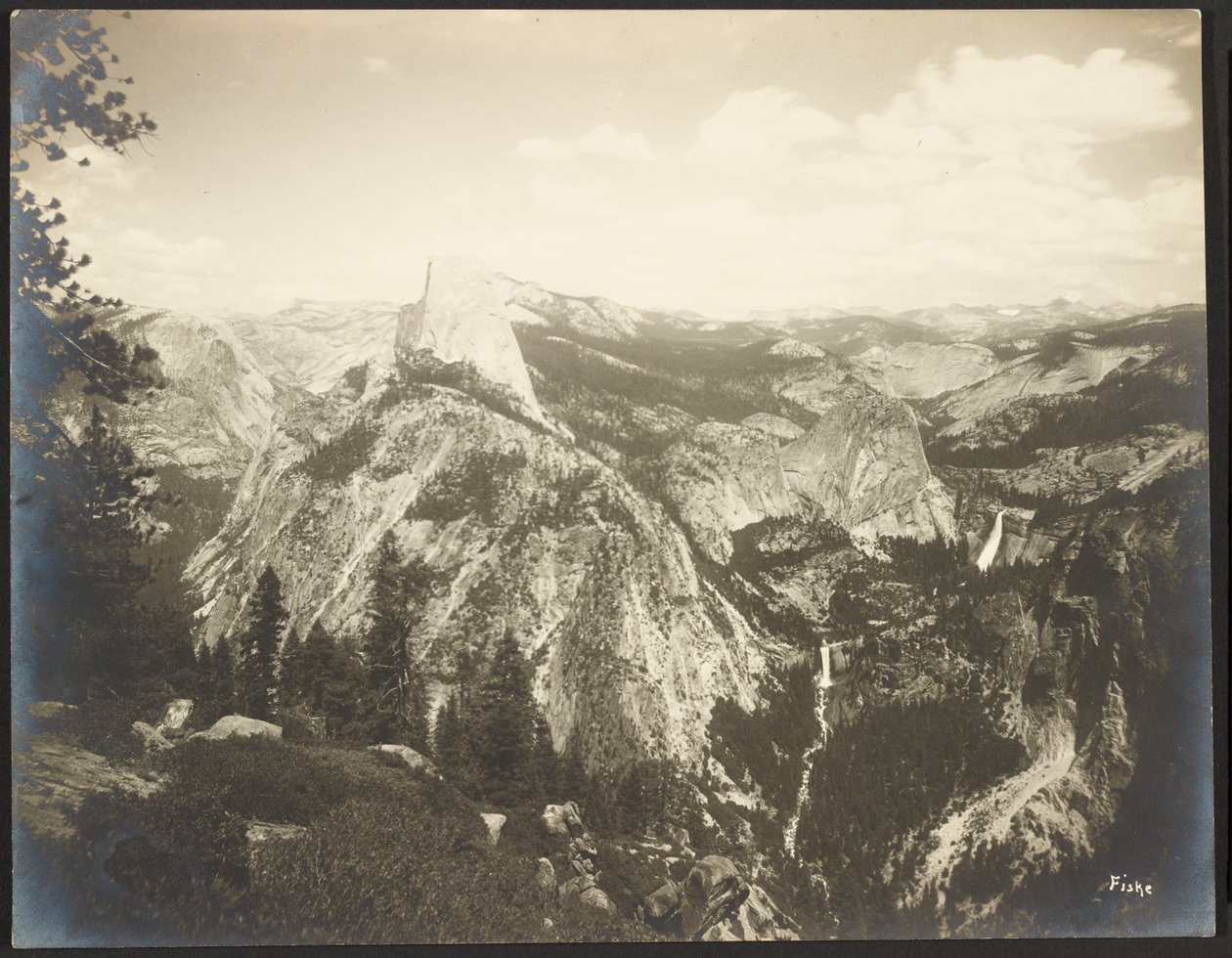 Baksidan av Half Dome - Vernal och Nevada Falls från nära Glacier Point - Yosemite av George Fiske