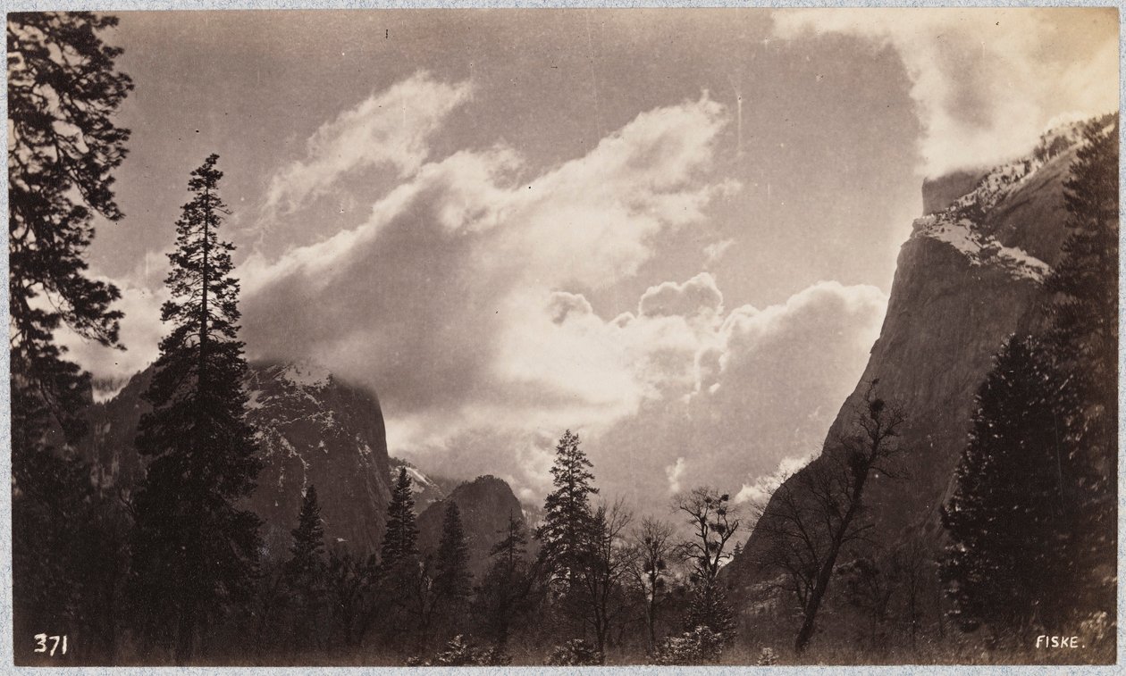 Yosemite Valley, med moln av George Fiske