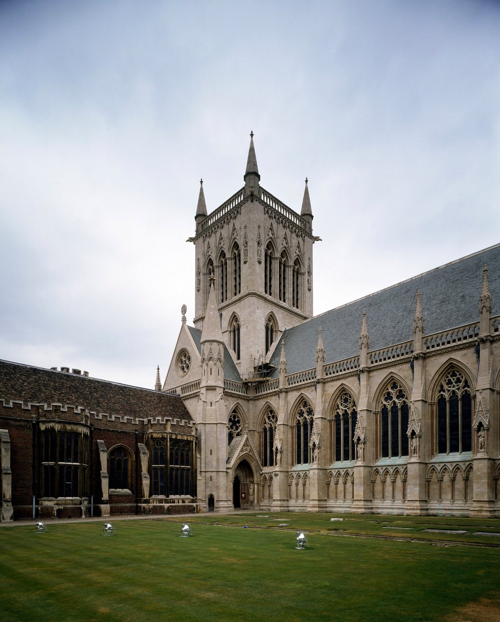 Gotisk konst: utsikt över Saint John College grundat 1511 av grevinnan av Richmond. Kapellet byggdes 1864 på ett projekt av Sir George Gilbert Scoot. University of Cambridge, England av George Gilbert Scott