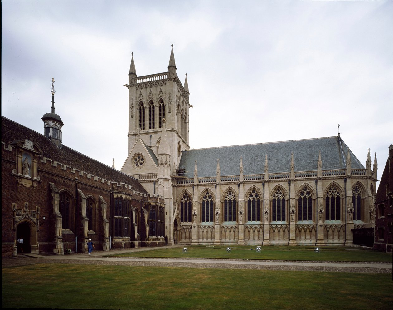 Gotisk konst: utsikt över Saint John College grundat 1511 av grevinnan av Richmond. Kapellet byggdes 1864 på ett projekt av Sir George Gilbert Scoot. University of Cambridge, England av George Gilbert Scott