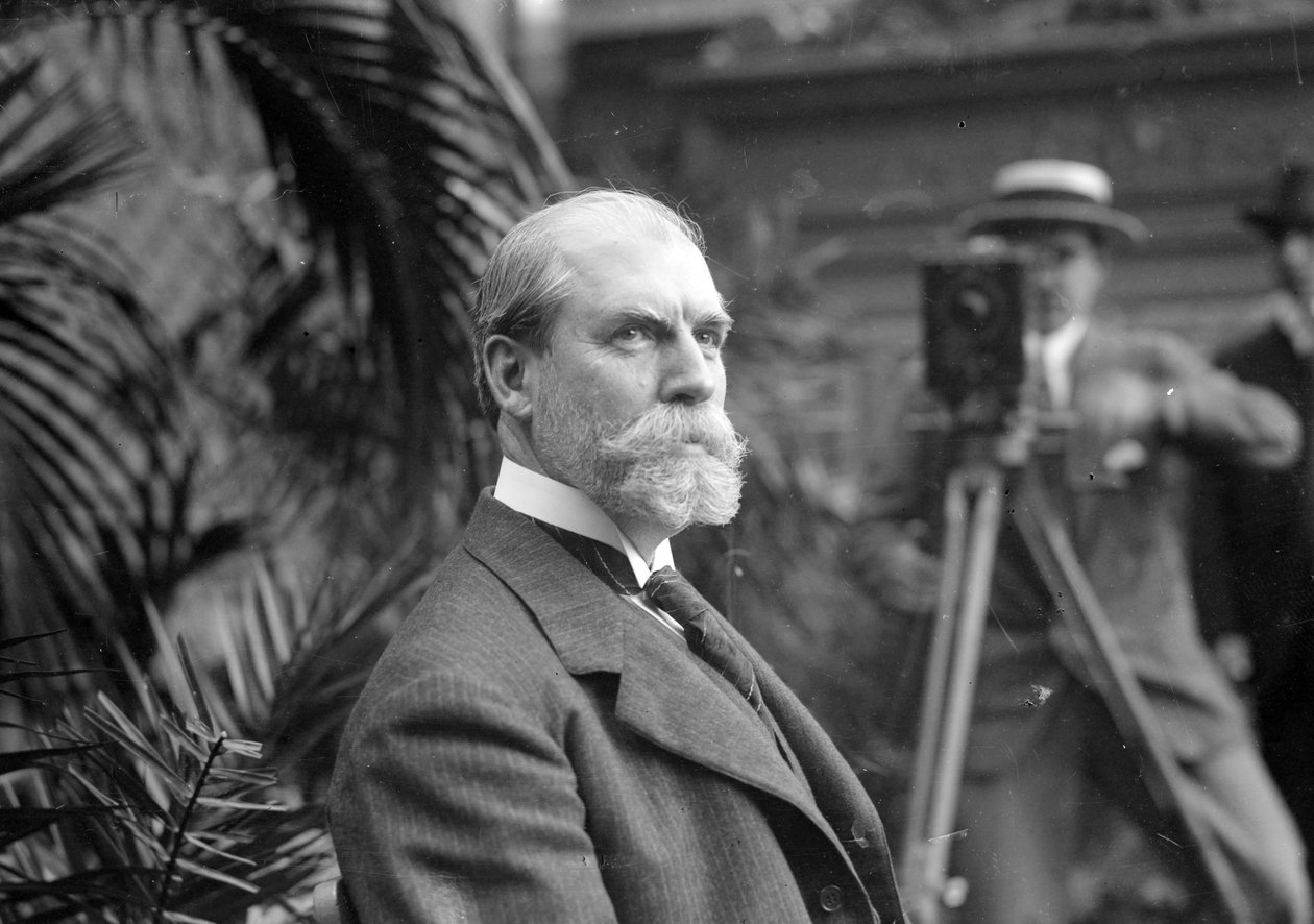 Charles E. Hughes med kamera, ca 1915-20 av George Grantham Bain