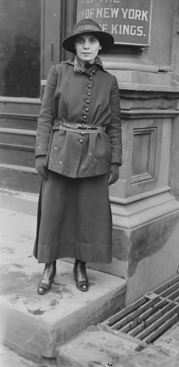 Fania Mindell antagligen tagen under Bownsville-rättegången, 1917 av George Grantham Bain