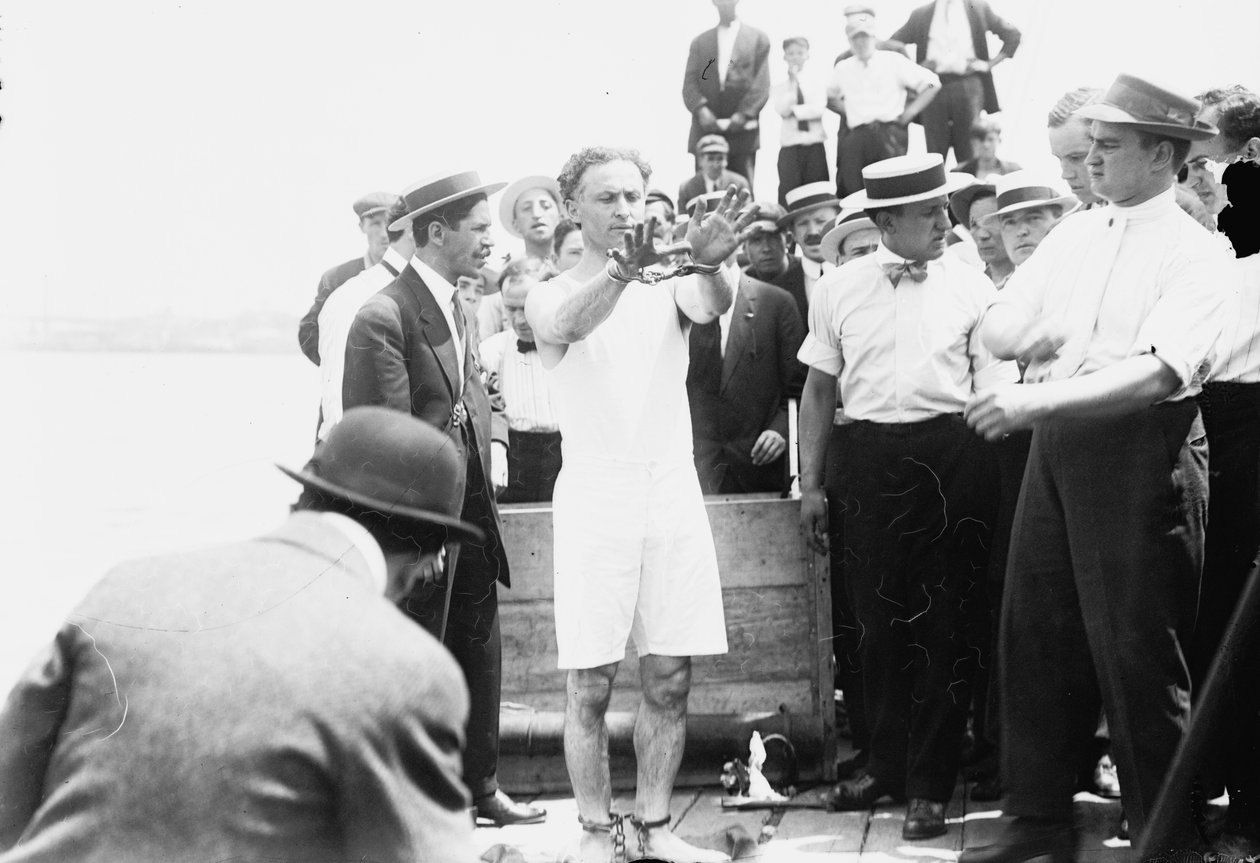 Harry Houdini fick handfängsel innan han spikades in i en låda och sänktes ner i New York Bay, 1912 av George Grantham Bain