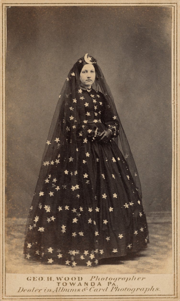 Kvinna i dräkt som Nattens drottning,ca. 1860 (foto) av George H. Wood