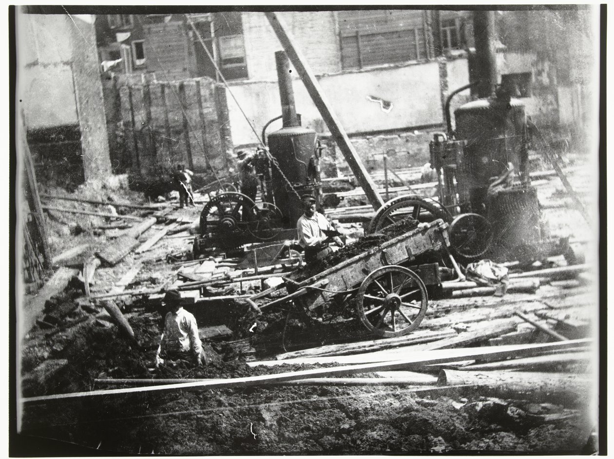 Byggarbetsplats för den kommunala bad- och simanläggningen på Heiligeweg i Amsterdam av George Hendrik Breitner