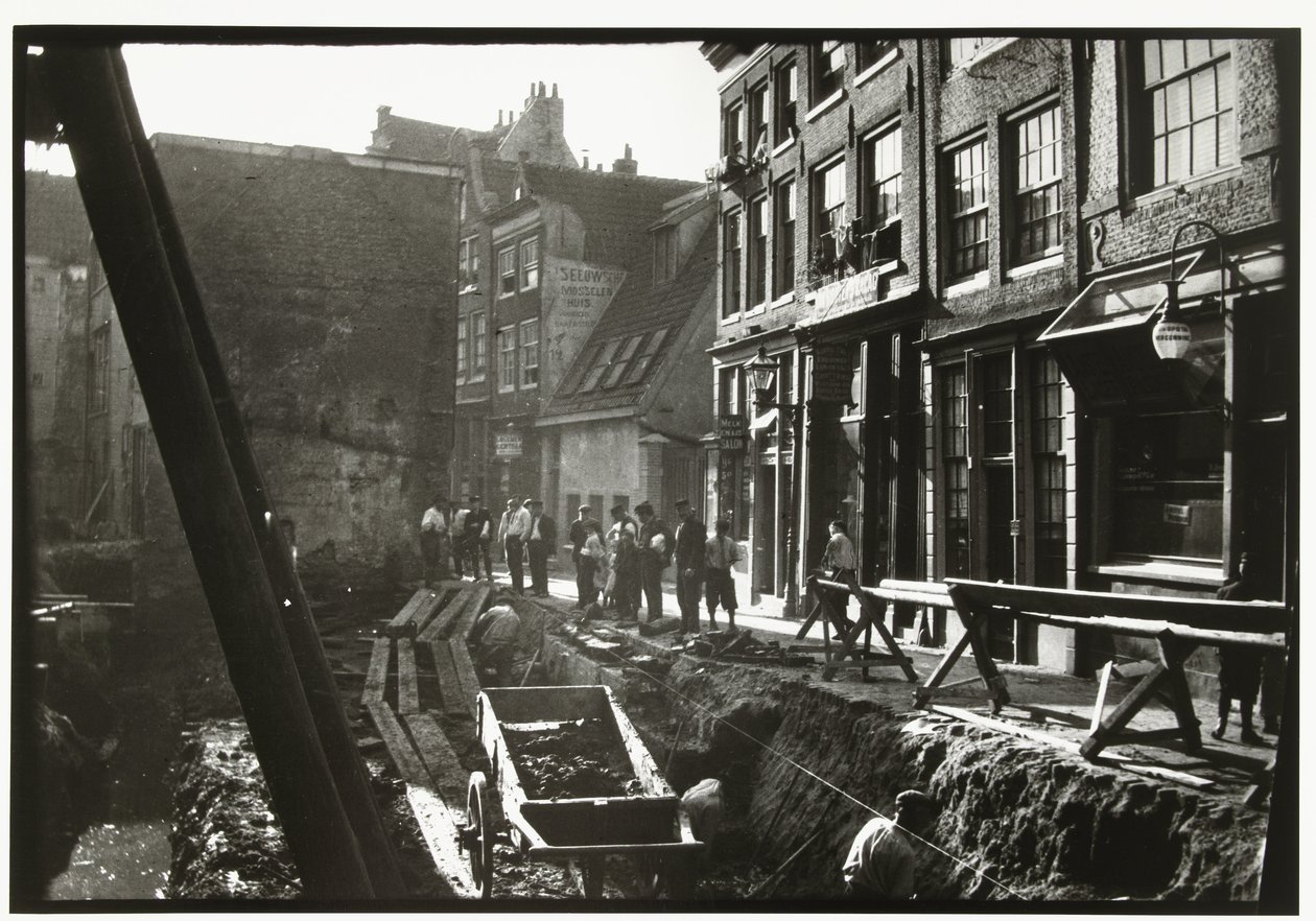 Byggnadsarbetare i och på en byggarbetsplats vid Nieuwendijk i Amsterdam av George Hendrik Breitner