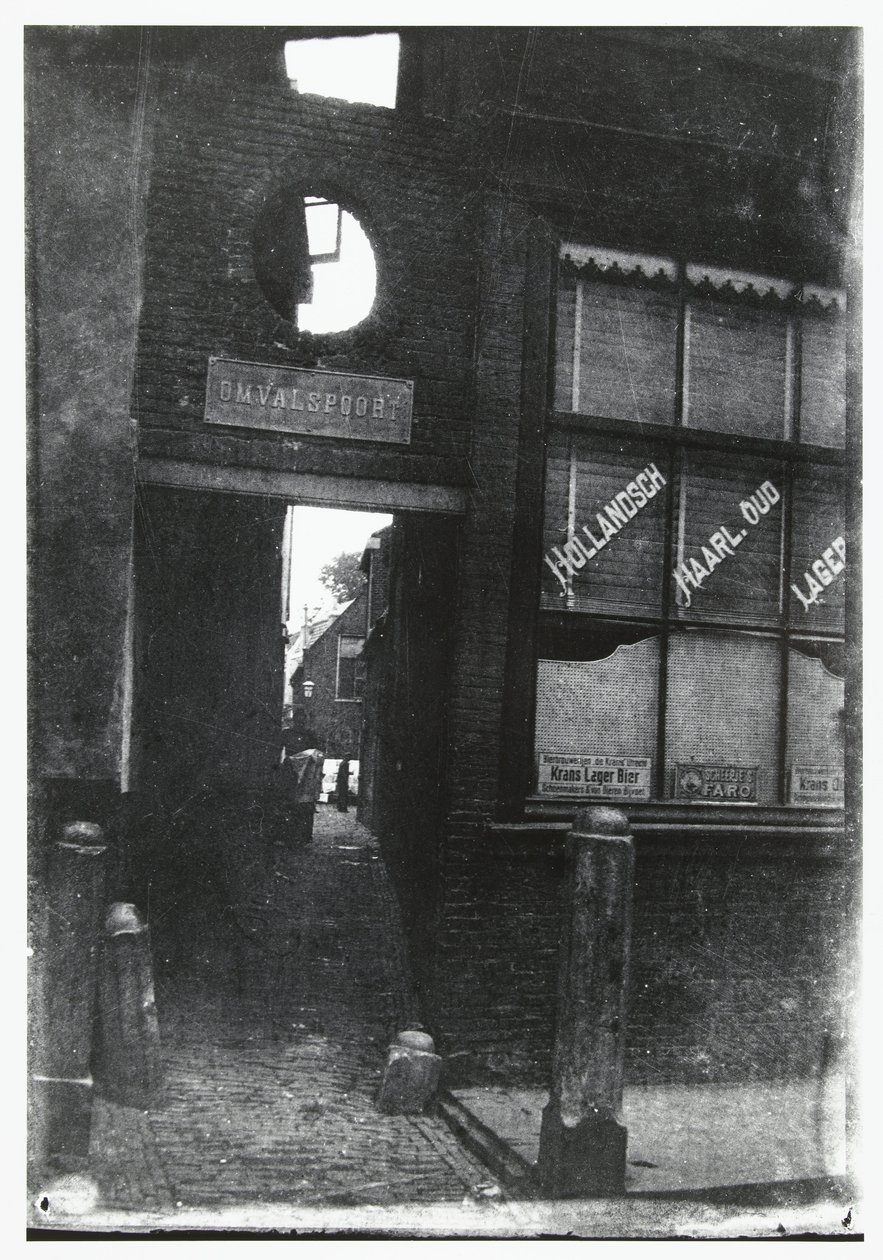 Utsikt genom Omvalspoort i Haarlem av George Hendrik Breitner