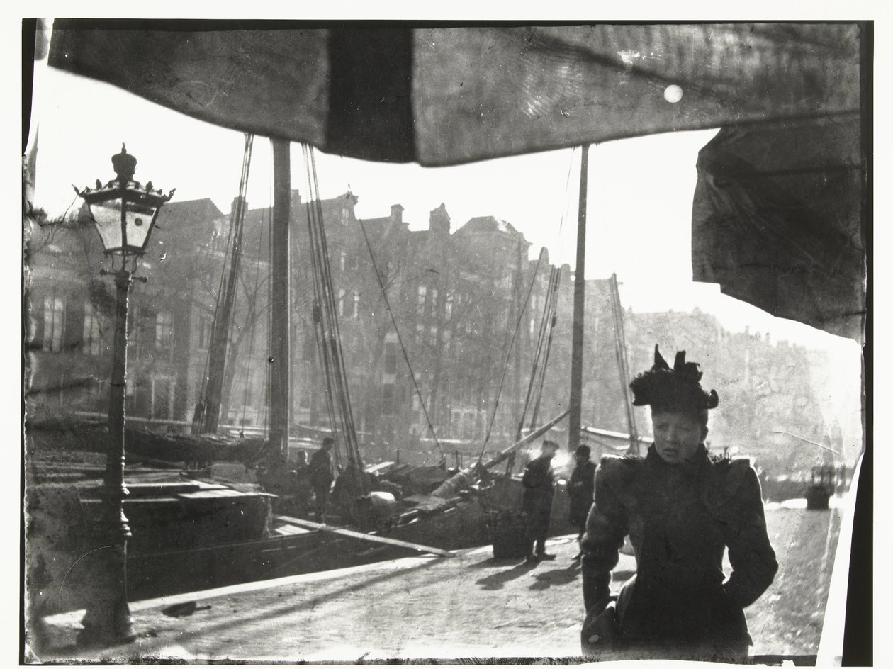 Porträtt av en kvinna som promenerar längs Prinsengracht i Amsterdam av George Hendrik Breitner