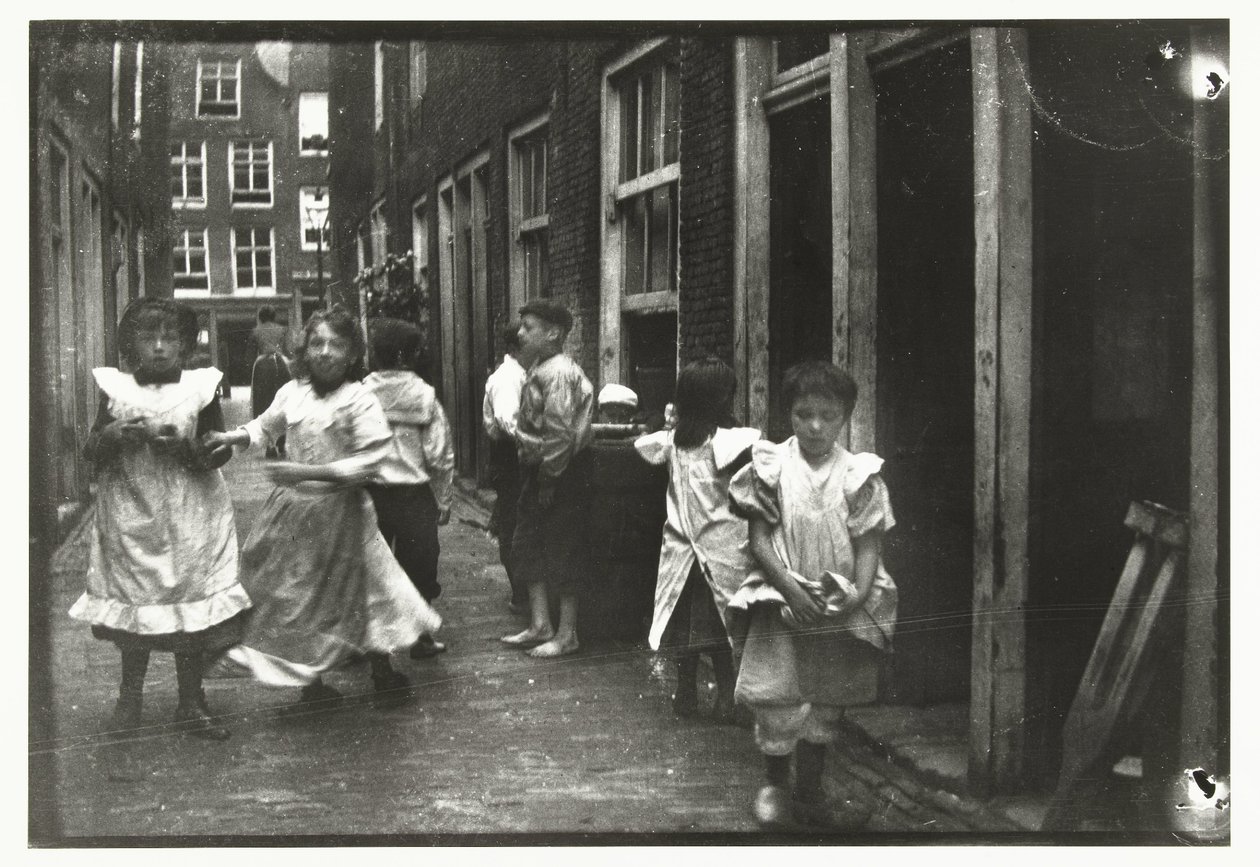 Lekande barn på en gata av George Hendrik Breitner
