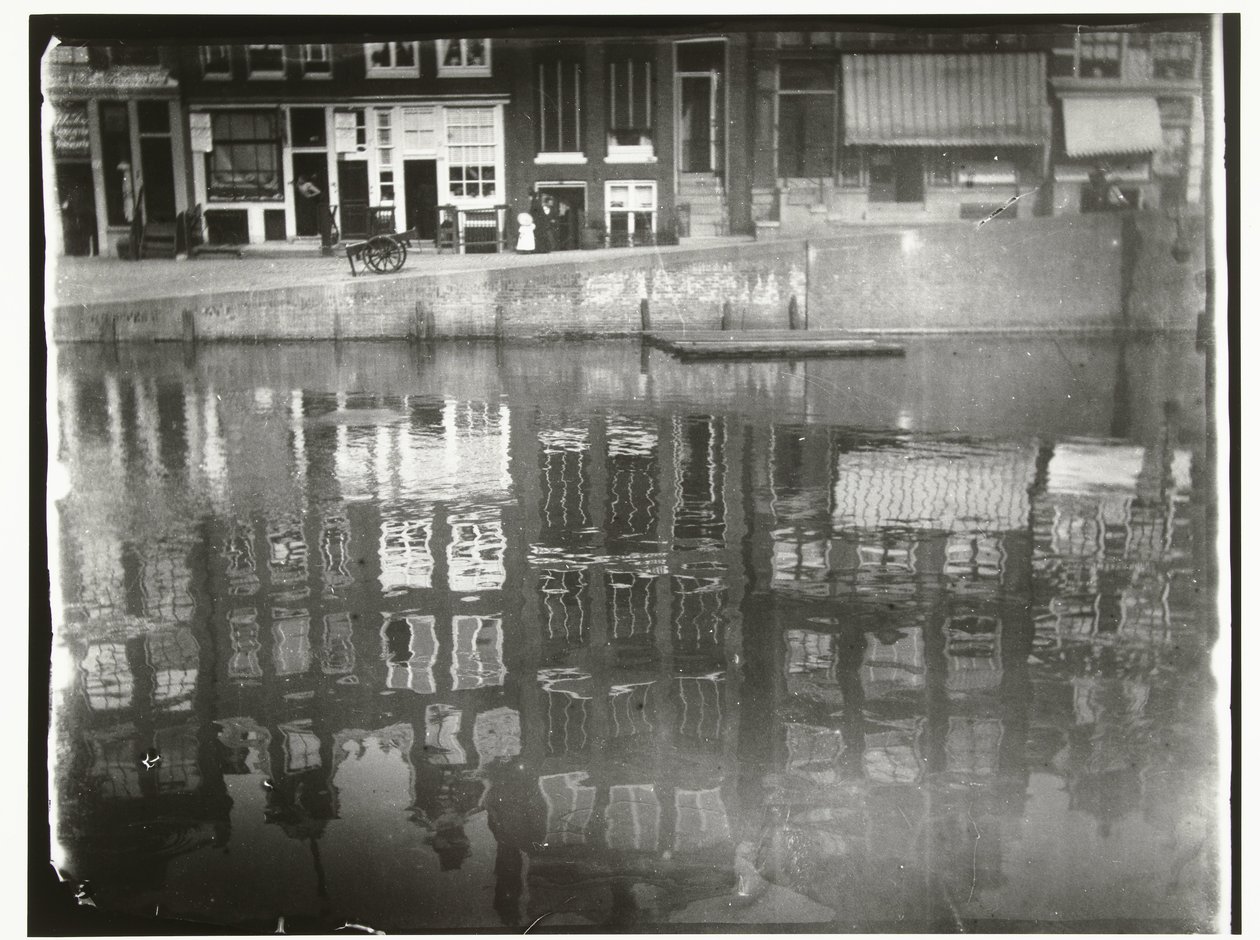 Reflektion av kanalhus i vattnet på Singel 377 till 385 i Amsterdam av George Hendrik Breitner