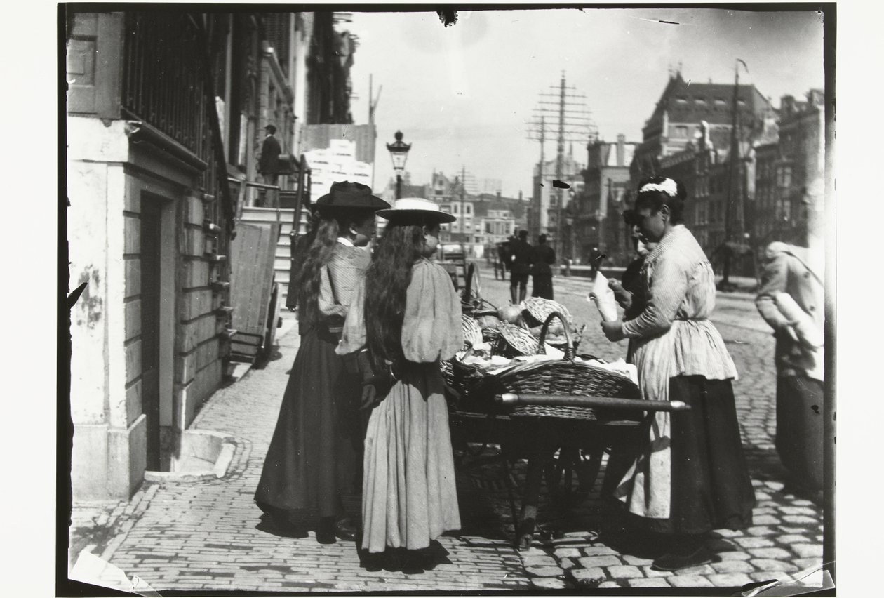 Gatuförsäljning från en handkärra på Rokin i Amsterdam av George Hendrik Breitner