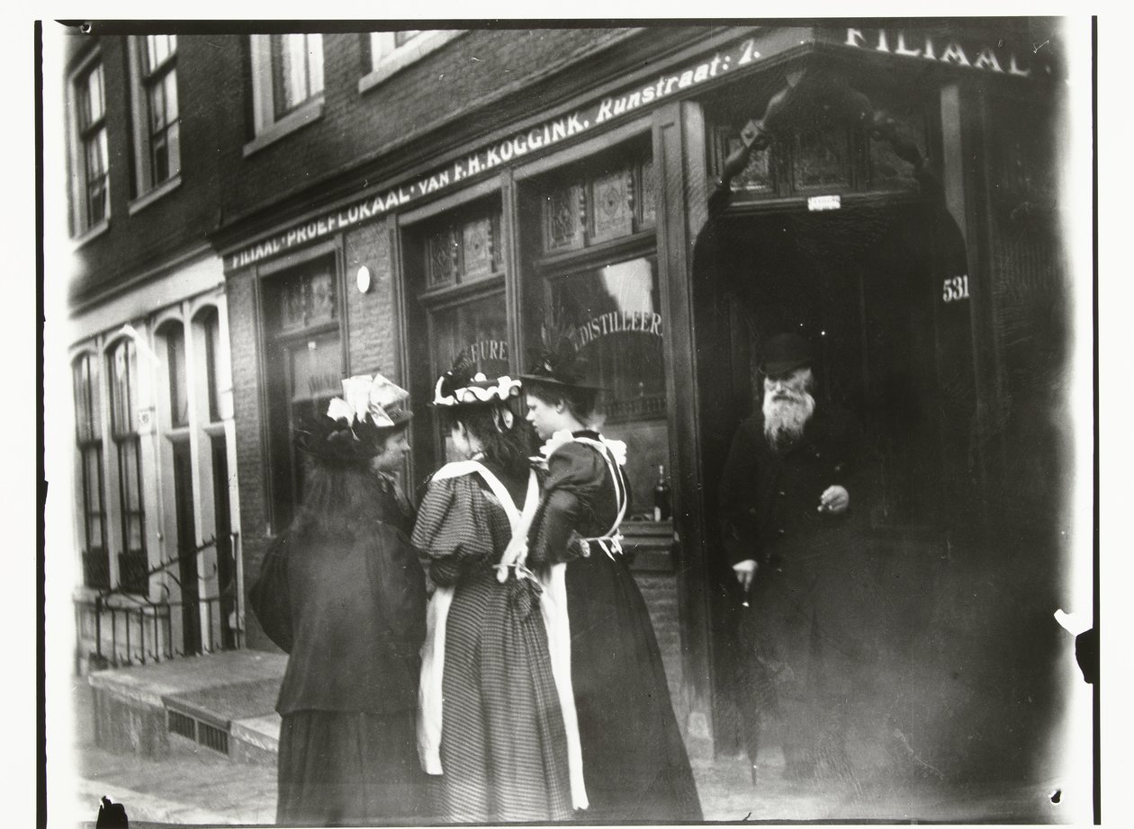 Fyra unga kvinnor på gatan framför provsmakningsrummet Koggink i Runstraat i Amsterdam av George Hendrik Breitner