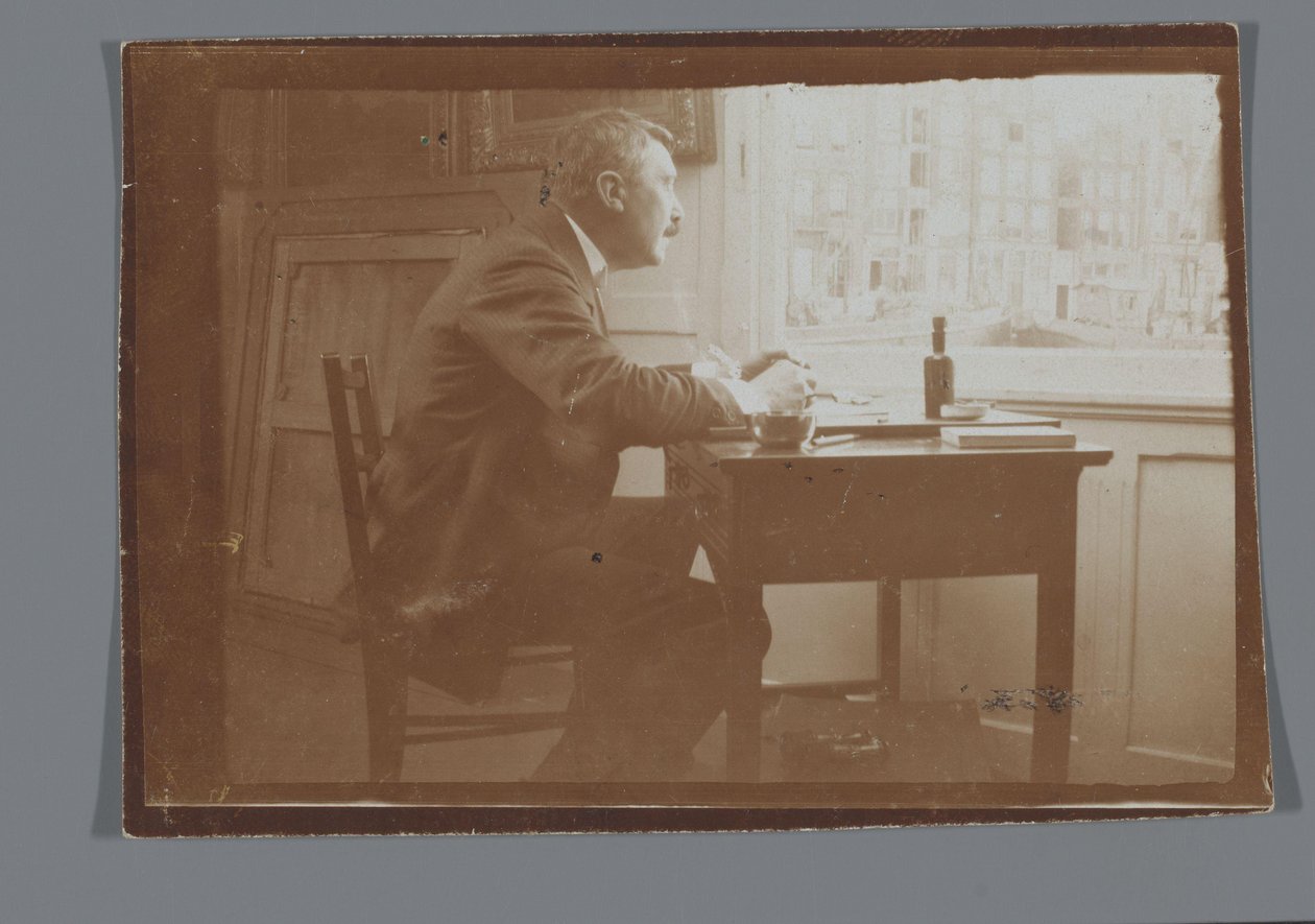 Willem Witsen vid ett skrivbord i sin båt av George Hendrik Breitner