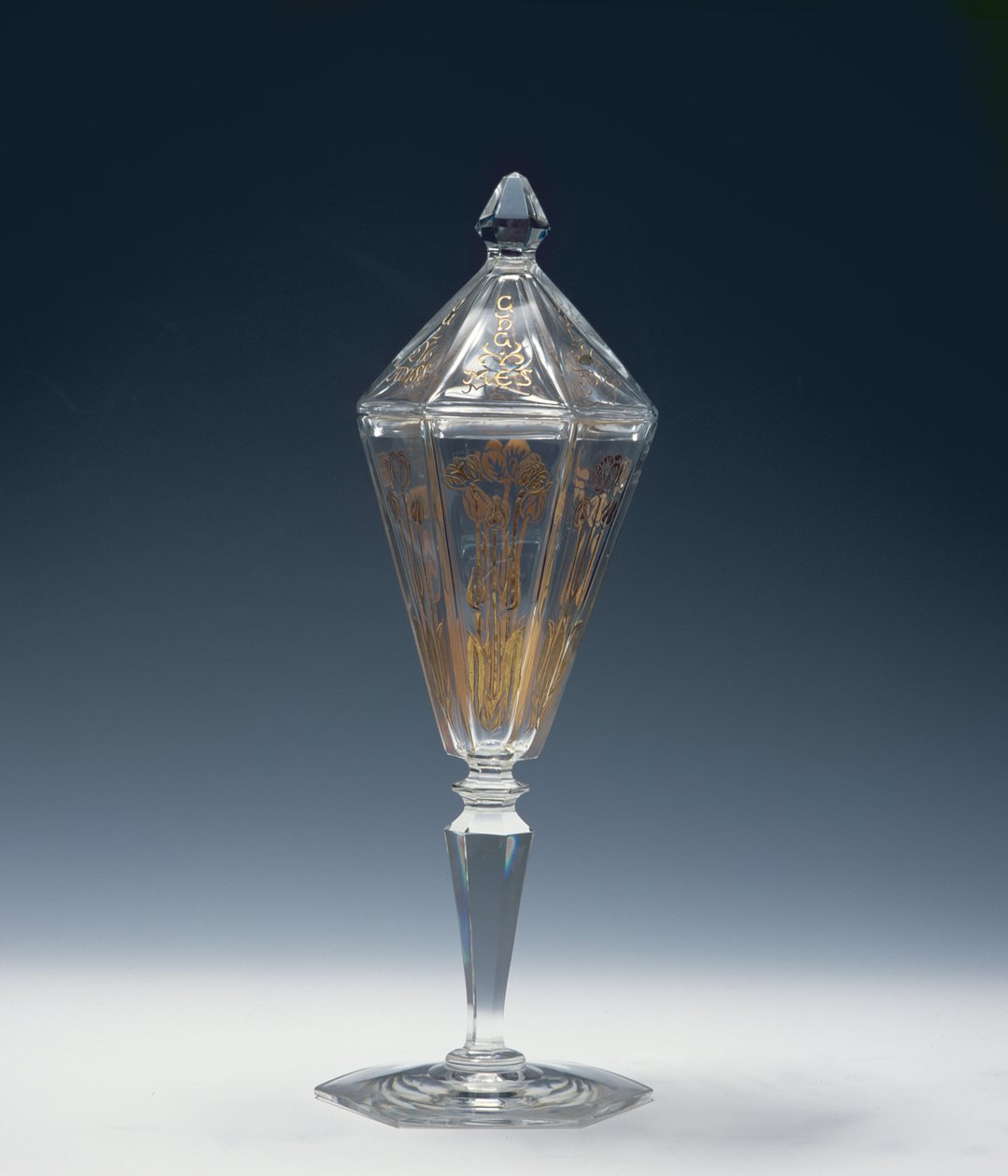 Glaskopp och lock, 1898 av George Heywood Maunoir Sumner