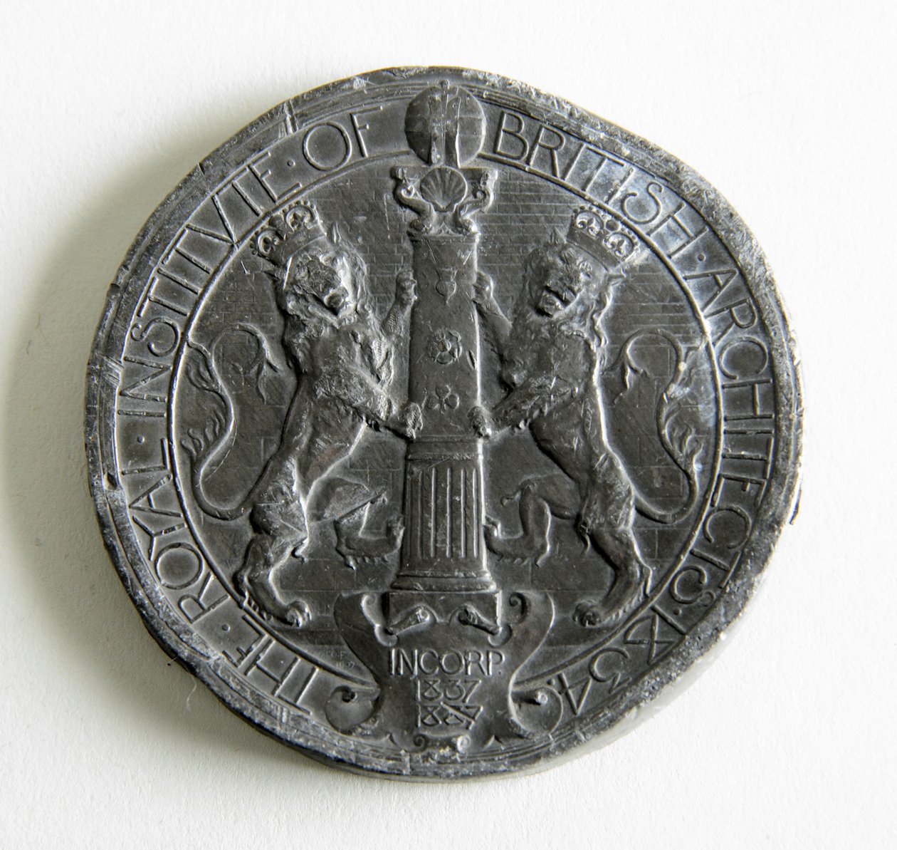 Royal Institute of British Architects medalj tilldelad för uppsatsen och mätt ritning, 1907 av George James Frampton