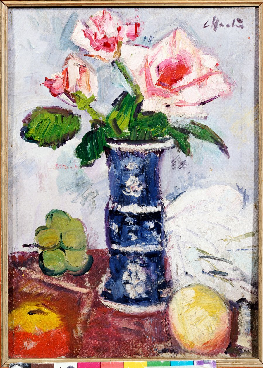 Rosa rosor i en kinesisk blå och vit Gu-formad vas av George Leslie Hunter