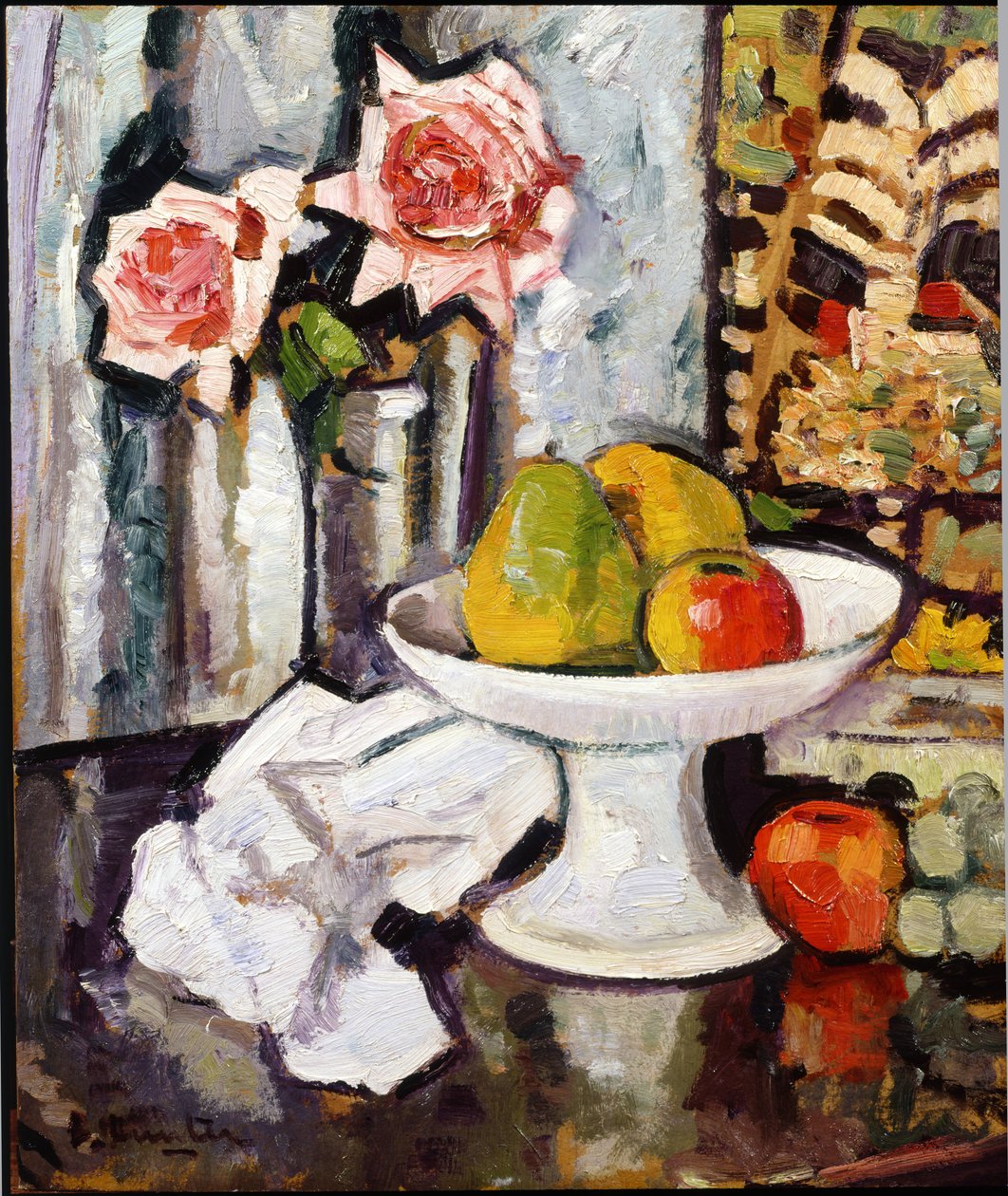 Stilleben med skål med frukt och en vas med rosa rosor av George Leslie Hunter