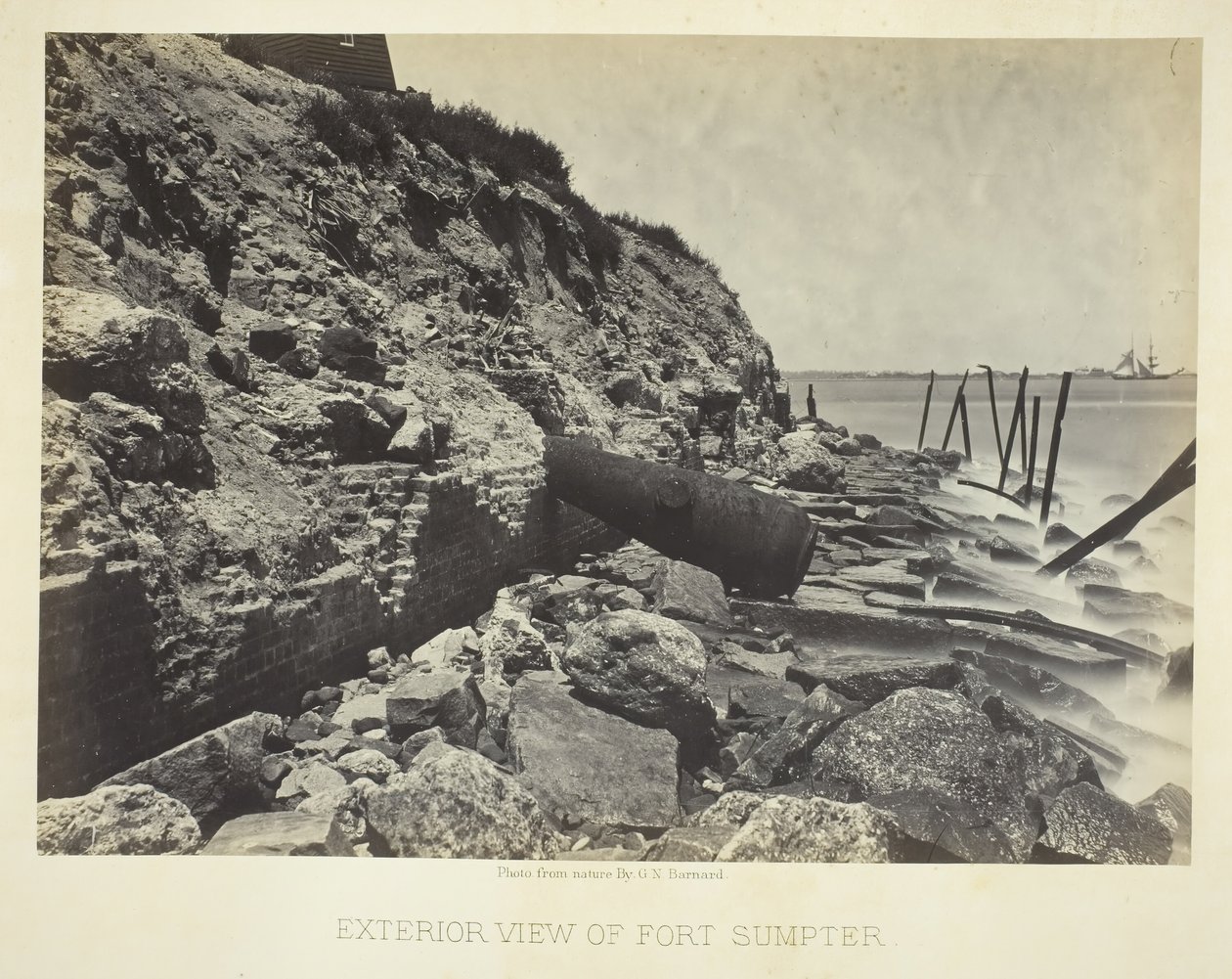 Exteriörvy av Fort Sumpter, 1866. av George N. Barnard