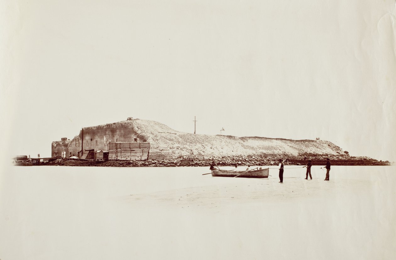 Fort Sumter, utsida, 3 1/2 miles från Charleston av George N. Barnard