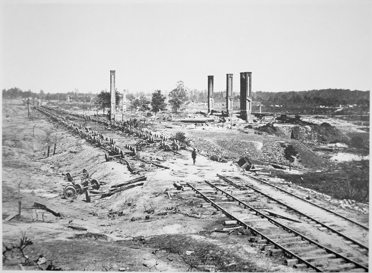 Ruinerna av Hoods ammunitionståg med 28 bilar och Scofield Rolling Mill, nära Atlanta, Georgia, september 1864 (s/v fotografi) av George N. Barnard