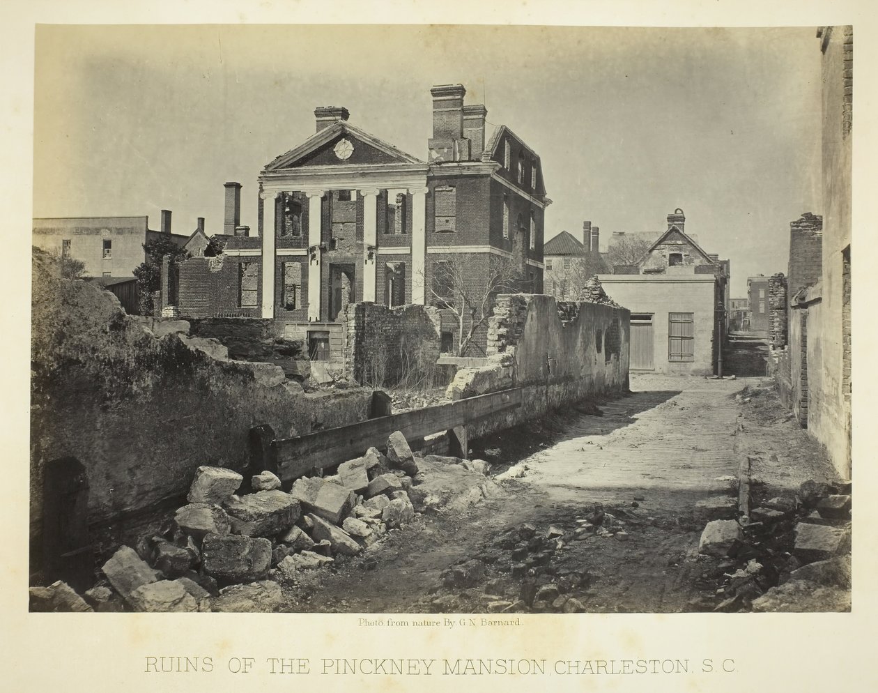 Ruinerna av Pinckney Mansion, Charleston, S.C., 1865. av George N. Barnard