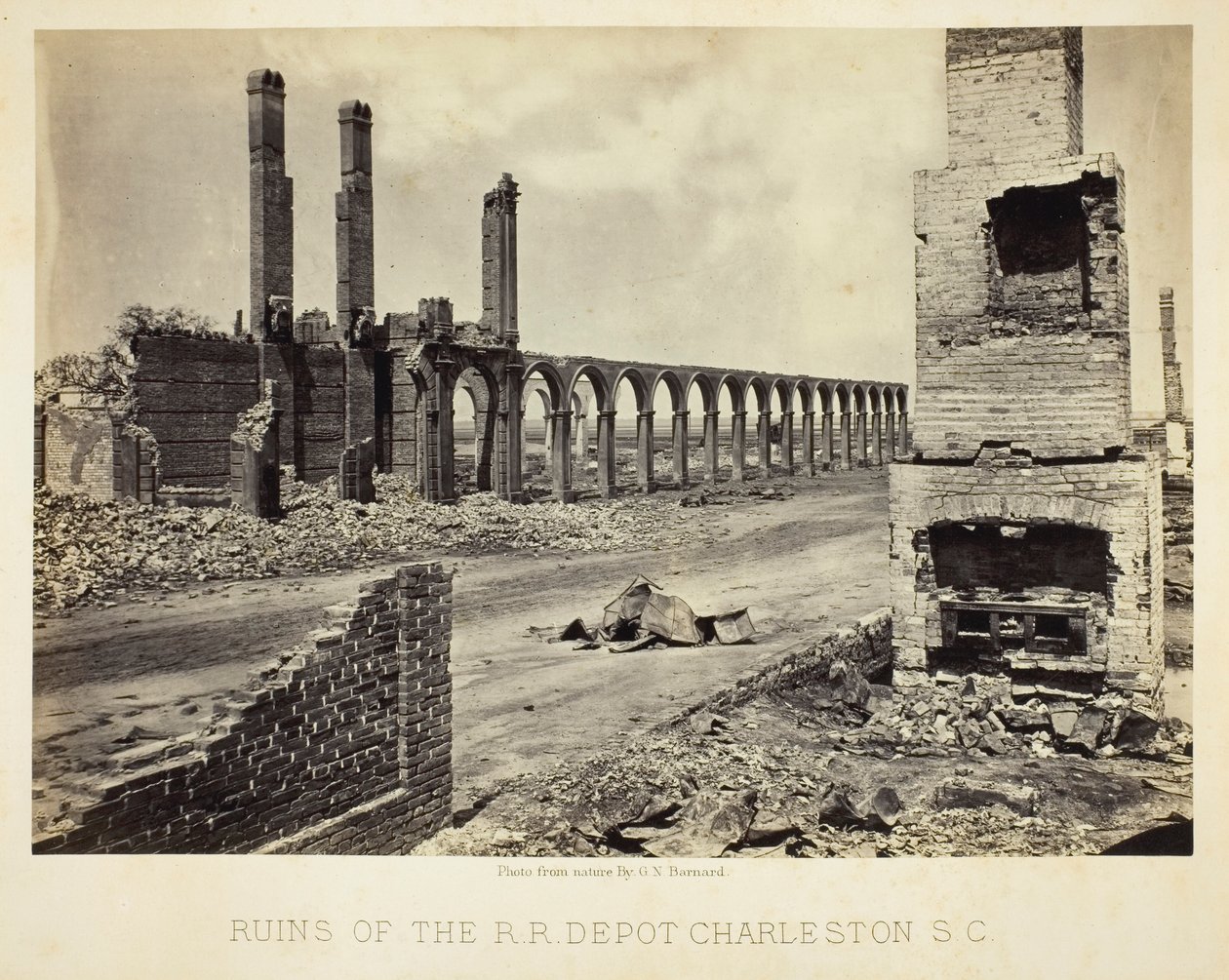 Ruinerna av järnvägsdepån i Charleston, S.C. av George N. Barnard