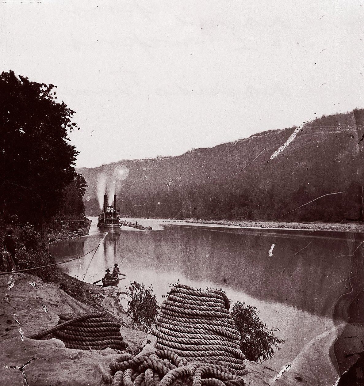 U.S. Transport in Rapids, Tennessee RiverThe Suck - Tennessee River nedanför Chattanooga..., ca. 1864. av George N. Barnard