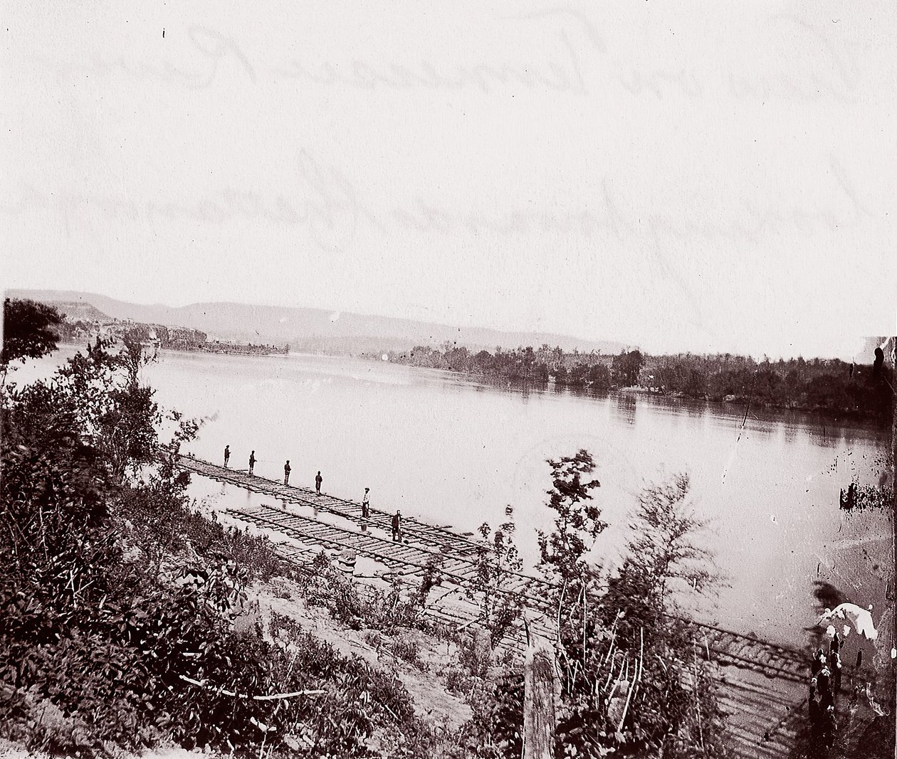 Utsikt över Tennessee River med utsikt mot Chattanooga, ca. 1864. av George N. Barnard