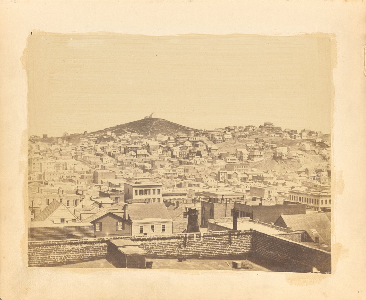 Vy över Stockton Street och Telegraph Hill, tagen från hörnet Stockton och Sacramento Streets. av George R. Fardon