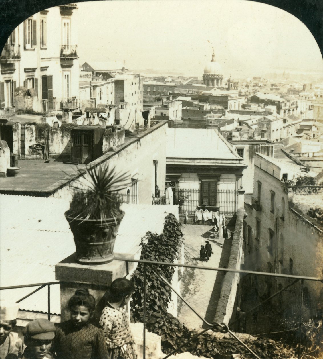 Från kullarna i Neapel, Italien, c1909. av George Rose