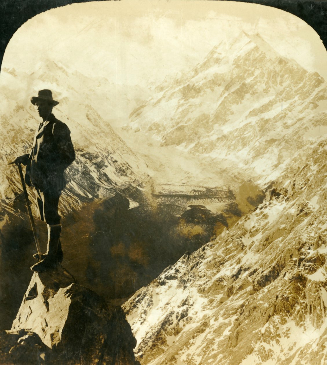 Mount Cook och chefen för Hooker-glaciären, Nya Zeeland, c1909. av George Rose