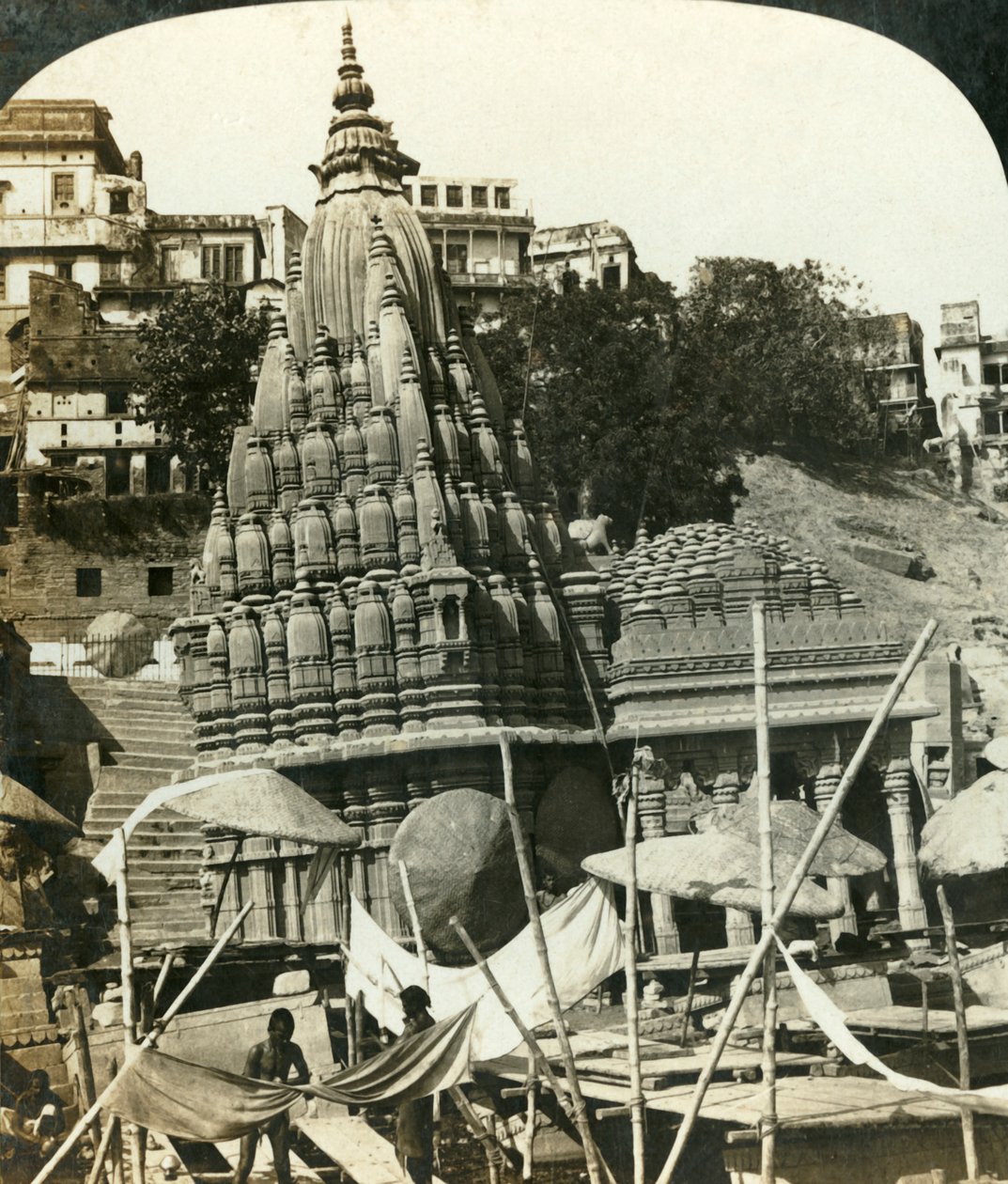 Tempel på stranden av Ganges, Benares, Indien, c1909. av George Rose