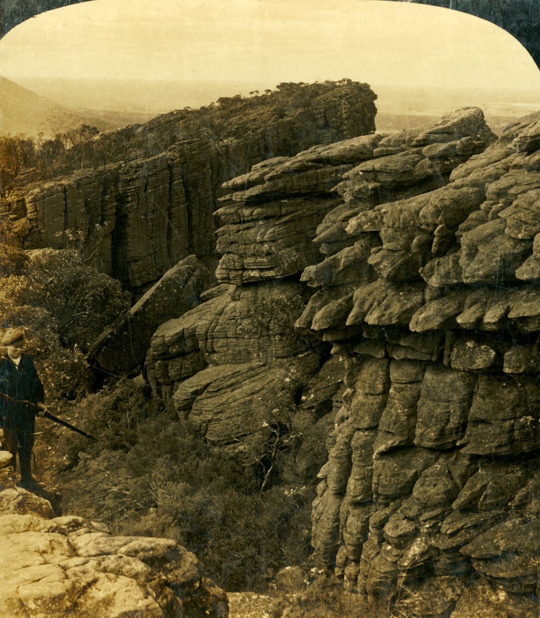 The Edge of Wonderland, Grampians, Victoria, Australien..., 1908. av George Rose