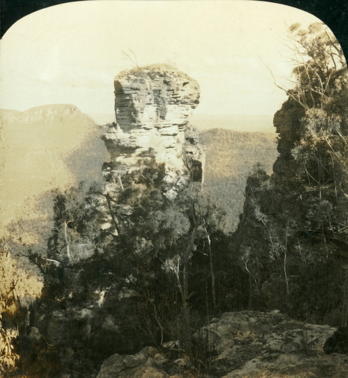 The Orphan and Indian Face Rocks,...Blue Mountains, N.S.W., Australien, 1909. av George Rose
