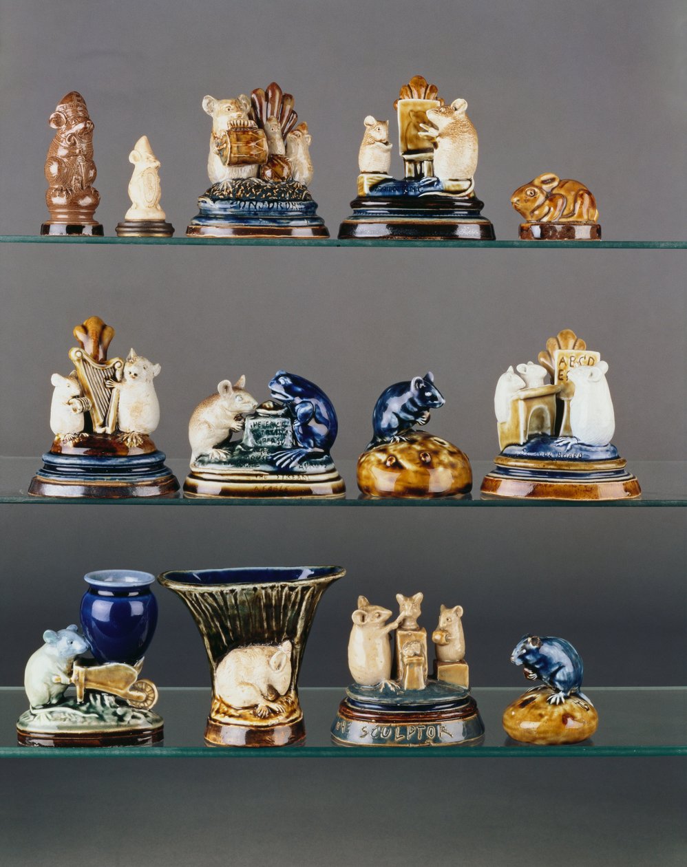 Ett urval av djurfigurer modellerade av George Tinworth av George Tinworth