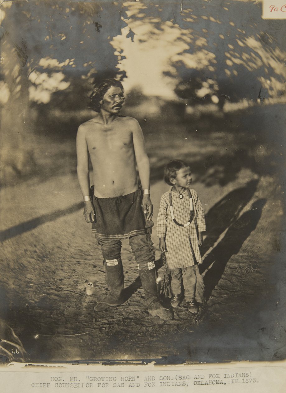 Hon. Herr växande Horn och son. (Sac and Fox Indian) Chefsrådgivare för Sac and Fox Indian, Oklahoma, 1873 (foto) av George W. Ingalls