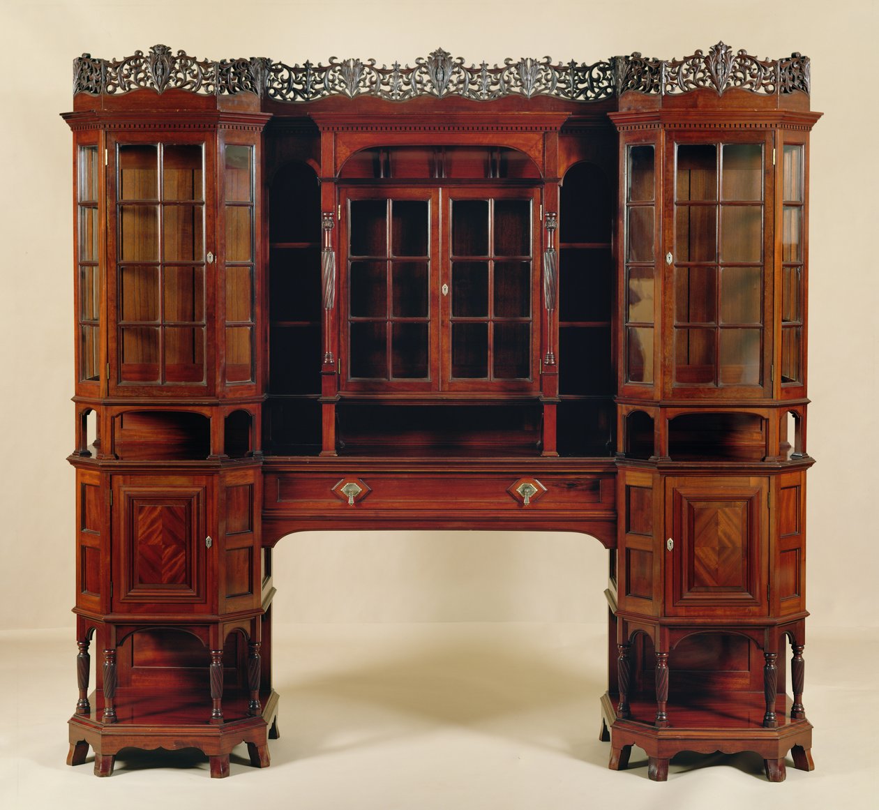Vitrinskåp, tillverkat för Morris & Co., ca 1880 (snickrad mahogny) av George Washington Jack