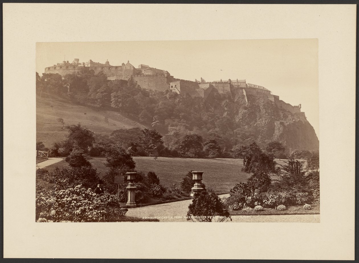 Edinburgh Castle sett från West Princes St. Gardens av George Washington Wilson