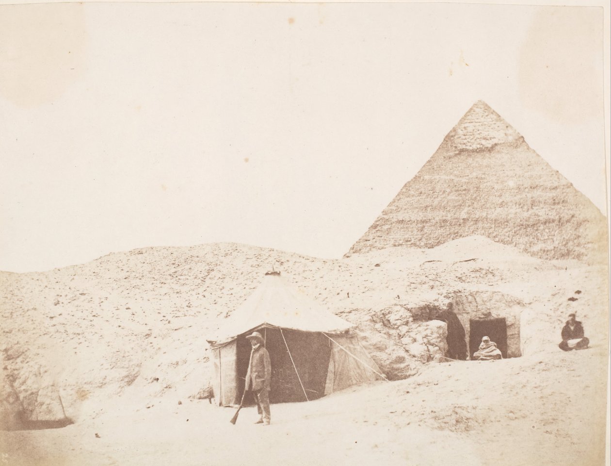 Fotografen framför sitt tält på platsen för Khafre Chephrens pyramid, 1851. av George Wilson Bridges