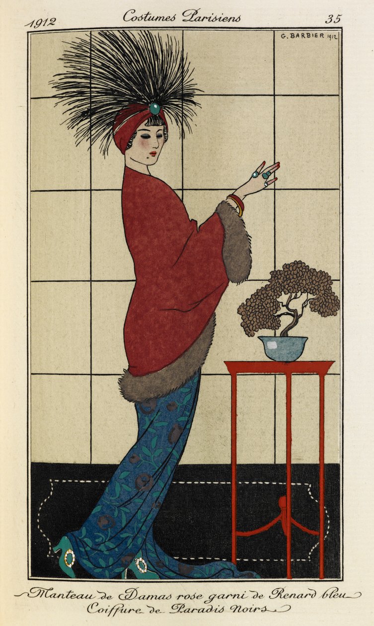 Manteau de Damas rose garni de Renard bleu Coiffure de Paradis noirs. Kostymer Parisiens nr.35. Kvinnan är klädd i en damaskusrosa kappa fodrad med päls över en blåmönstrad klänning och en fjäderklädd huvudbonad med en blå sten av Georges Barbier